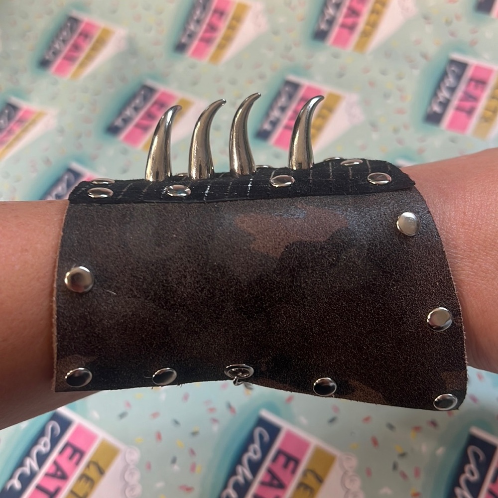 Cat claw camo leather bracelet